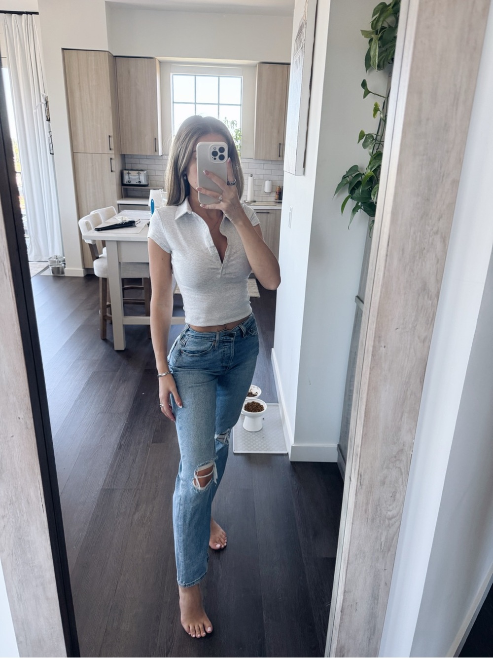 Levi’s Straight Leg Distressed Jeans in Light Blue (Size 26)